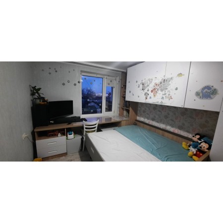 Mobilă pentru cameră copii în stil modern, cu design ergonomic, culori plăcute și spații de depozitare funcționale, realizată din materiale sigure și durabile